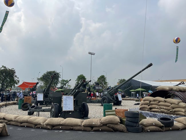 Người dân hào hứng trước dàn khí tài hùng hậu của Quân đội nhân dân Việt Nam - Ảnh 3.