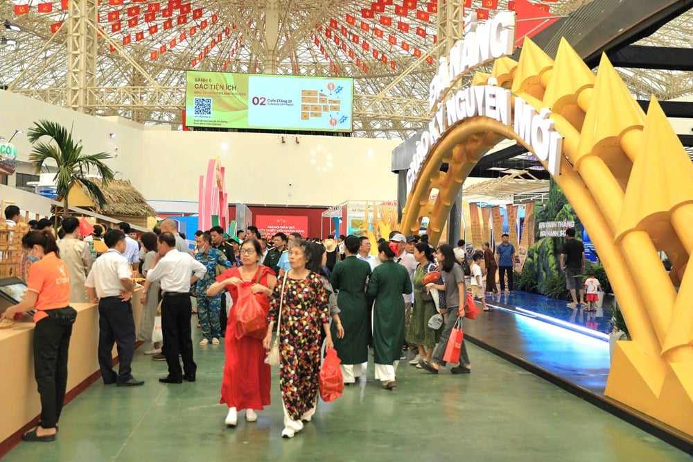 Thousands of people from all over the country flocked to the Exhibition '80 Years of Journey of Independence - Freedom - Happiness' - photo 5