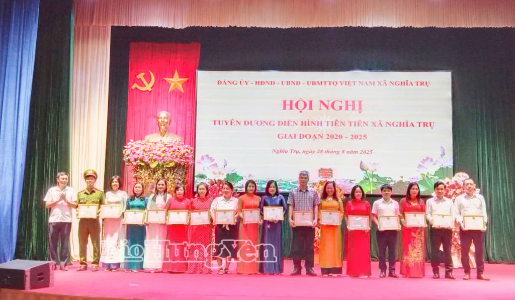 ថ្នាក់​ដឹក​នាំ​ឃុំ Nghia Tru ប្រគល់​រង្វាន់​ដល់​បុគ្គល​ដែល​មាន​ស្នាដៃ​ឆ្នើម​ក្នុង​ចលនា​ធ្វើ​ត្រាប់​តាម​ស្នេហា​ជាតិ​ដំណាក់កាល ២០២០ - ២០២៥