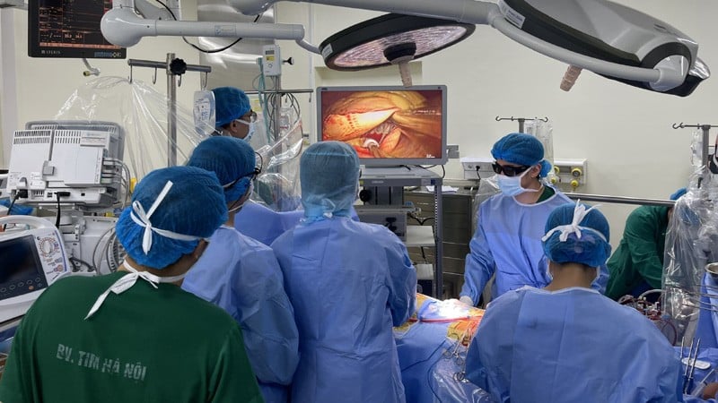 Ärzte im Hanoi Heart Hospital führen Herz-Kreislauf-Operationen an Patienten durch.
