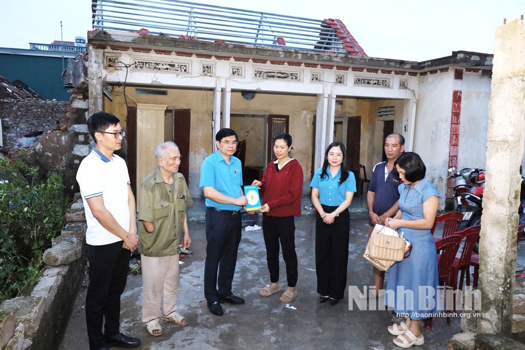 Genosse Nguyen Hai Long, Mitglied des Provinzparteikomitees, stellvertretender Vorsitzender des Provinzkomitees der Vietnamesischen Vaterlandsfront und Vorsitzender des Provinzarbeitsverbands, besuchte die Gewerkschaftsmitglieder der Jy Plasteel Vina Company Limited, ermutigte sie und überreichte ihnen Geschenke.