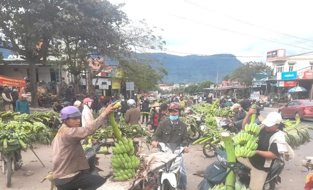 Many Bru-Van Kieu and Pa Ko ethnic men sell agricultural products at the market - Photo: S.H