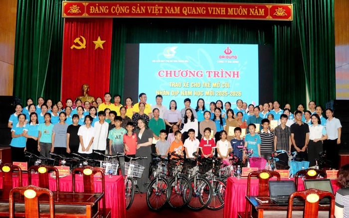 Hội LHPN tỉnh Thanh Hoá trao quà cho trẻ mồ côi nhân dịp năm học mới - Ảnh 3.