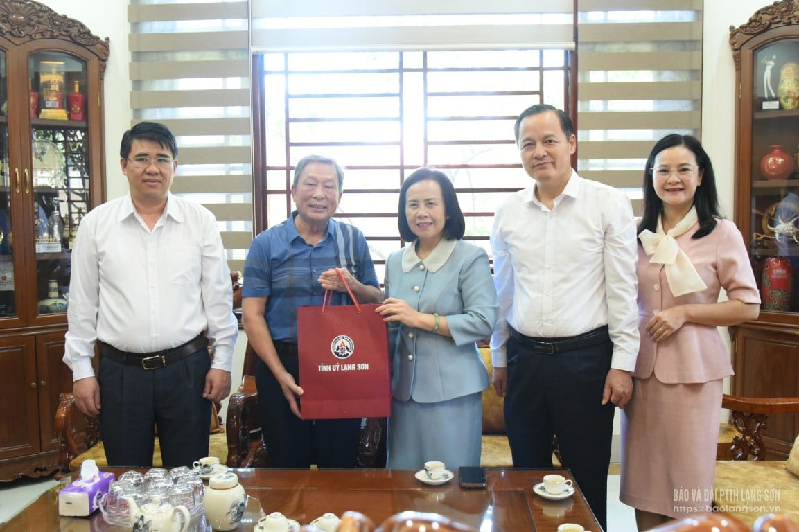 Đồng chí Phó Bí thư Thường trực Tỉnh ủy tặng quà đồng chí nguyên Phó Bí thư Thường trực Tỉnh uỷ