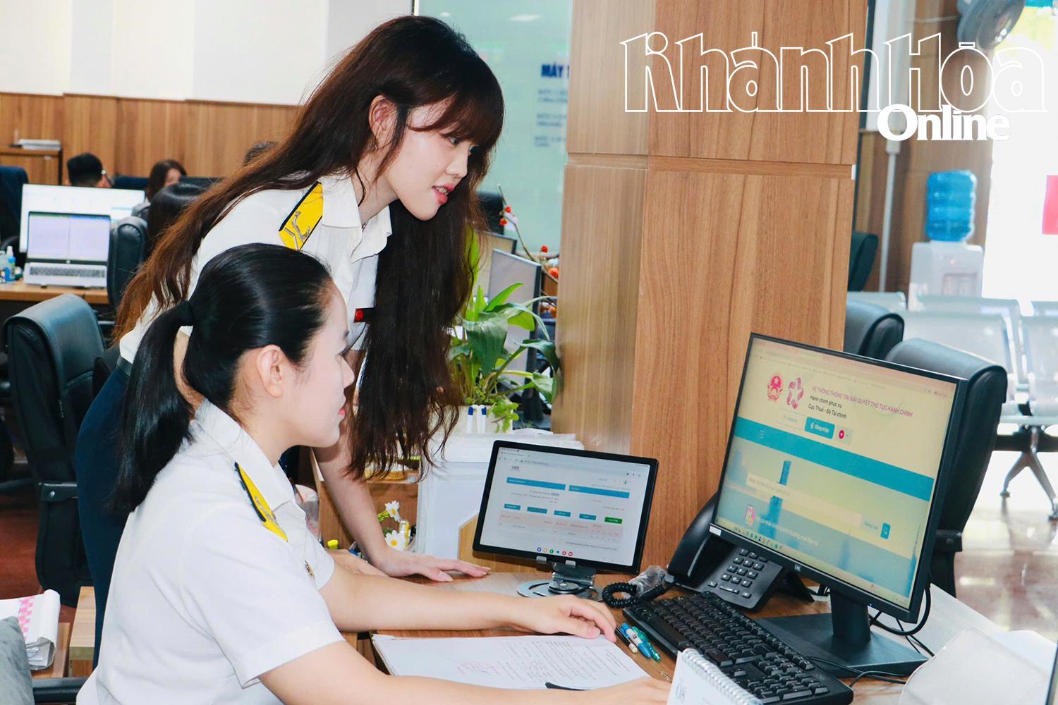 Cán bộ thuế kiểm tra hồ sơ của người nộp thuế trên môi trường điện tử.
