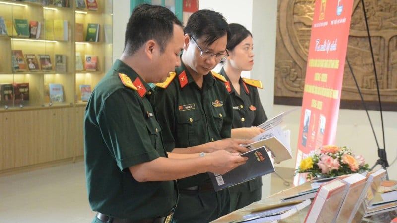 Delegates visited the exhibition area of ​​the Book Collection commemorating the 80th anniversary of the August Revolution and National Day September 2.