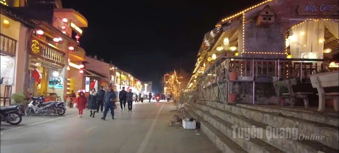 Уголок старого квартала Донгван ночью.