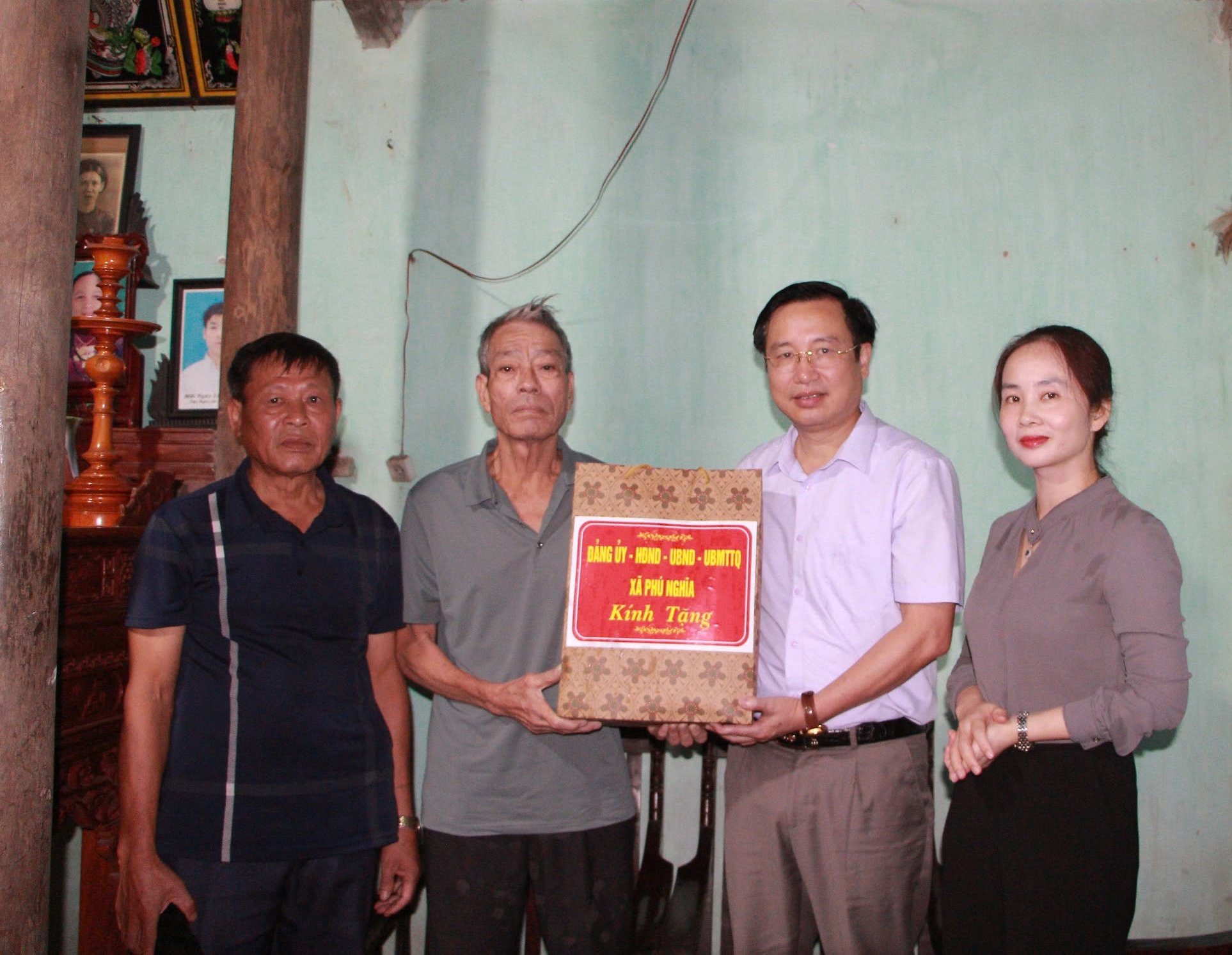 Lãnh đạo xã Phú Nghĩa thăm tặng quà các gia đình chính sách, người có công- Ảnh 9.