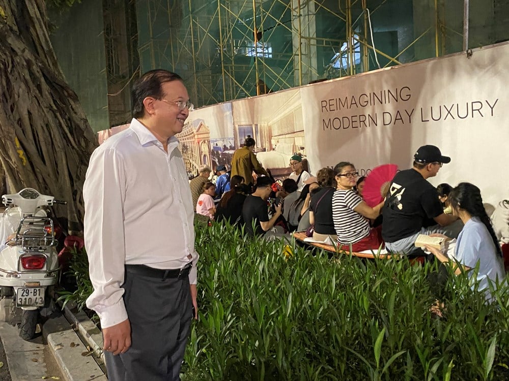 El viceministro Ta Quang Dong inspecciona los preparativos para la distribución de entradas para el concierto 