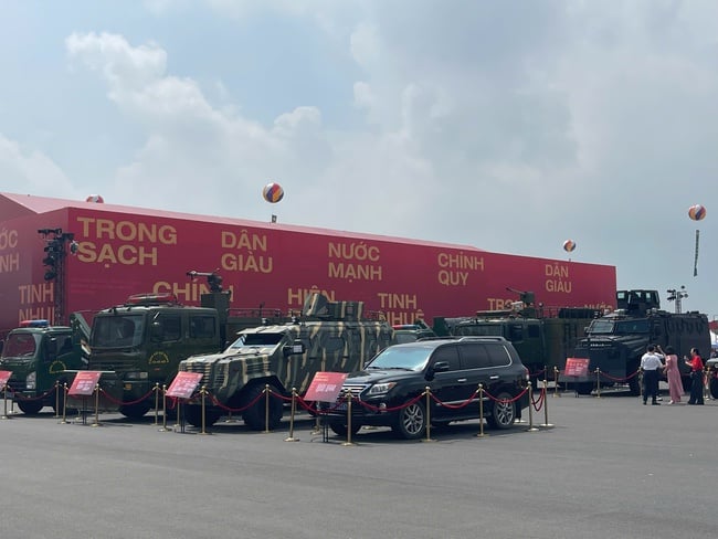 Khám phá khu trưng bày ngoài trời của Bộ Công an tại Triển lãm thành tựu đất nước “80 năm hành trình Độc lập - Tự do - Hạnh phúc” - Ảnh 1.