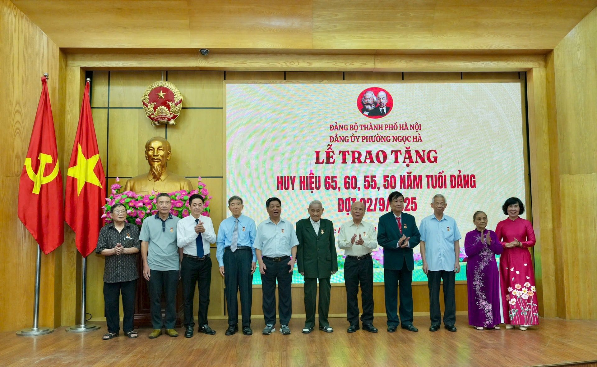 226 đảng viên phường Ngọc Hà nhận Huy hiệu Đảng đợt 2/9- Ảnh 3.