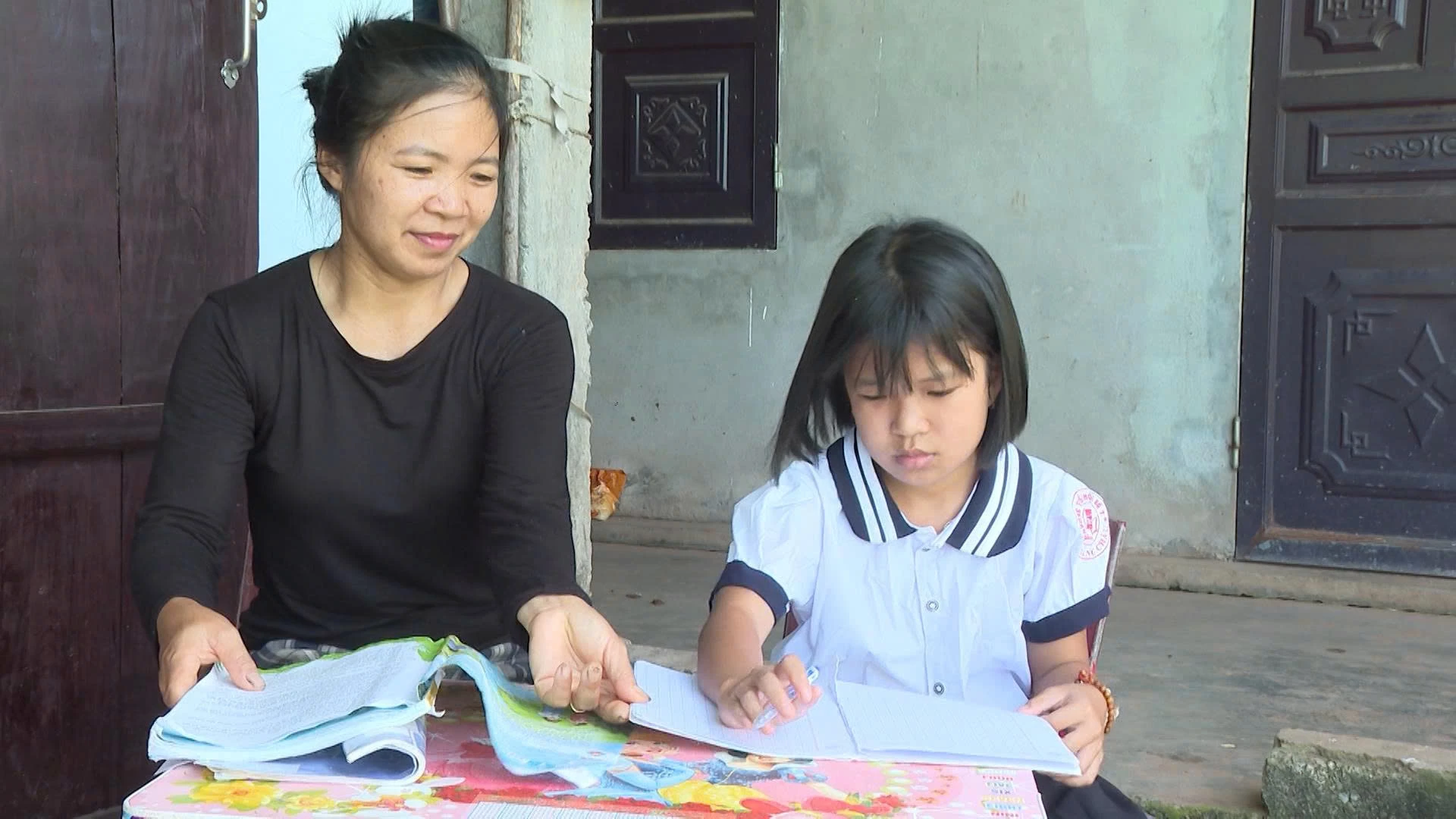 Chị Yên mong các con được đến trường và trở thành người có ích cho gia đình và xã hội - Ảnh: T.L 