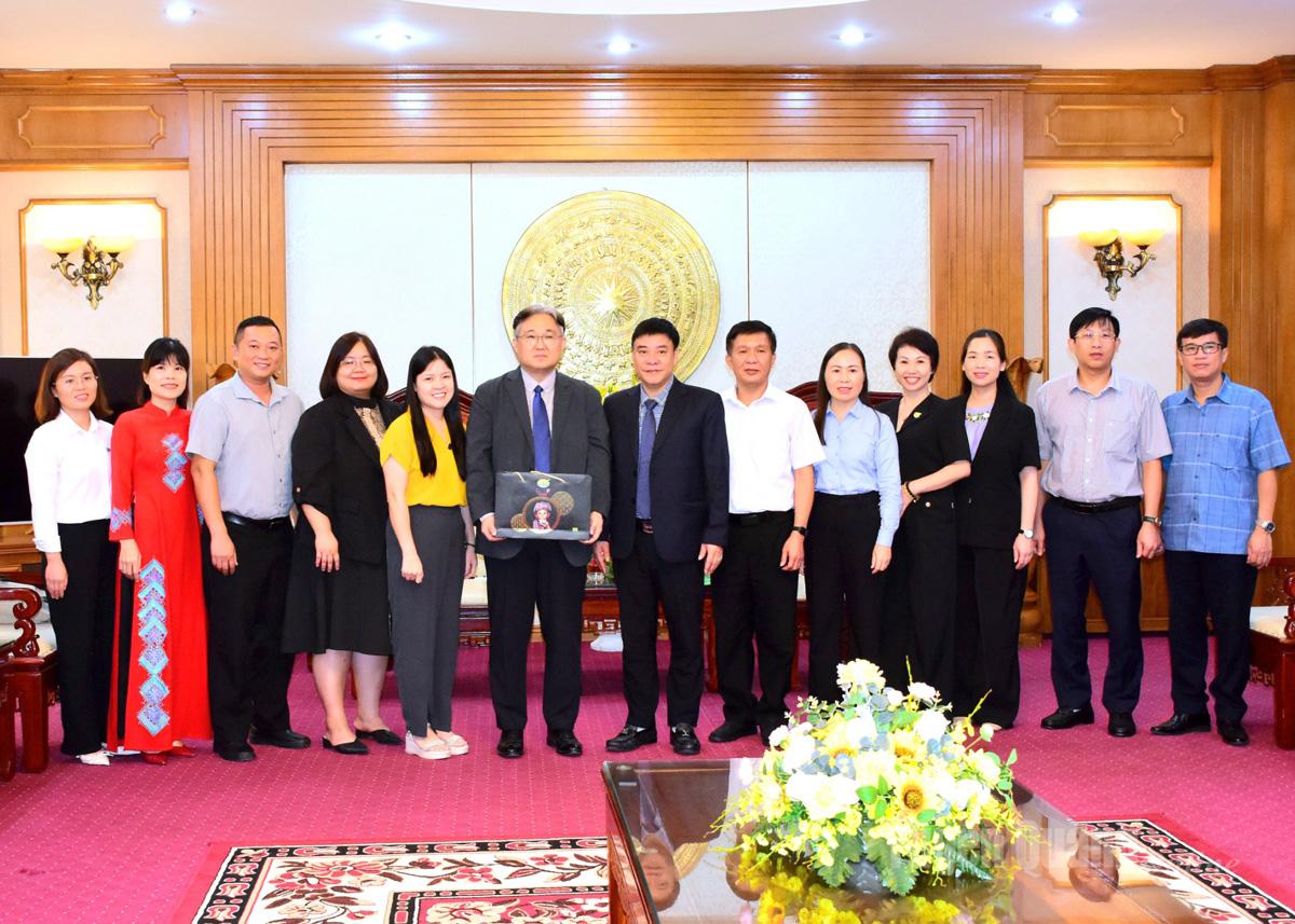 Đồng chí Hoàng Gia Long, Phó Chủ tịch UBND tỉnh và đoàn công tác của tổ chức GNI chụp ảnh lưu niệm.