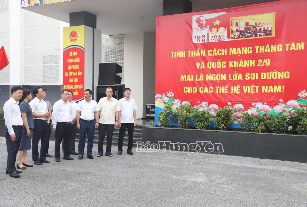 รองเลขาธิการคณะกรรมการพรรคประจำจังหวัด ประธานคณะกรรมการแนวร่วมปิตุภูมิเวียดนามประจำจังหวัดเหงียน หมัน หุ่ง ตรวจเยี่ยมการเตรียมการสำหรับพิธีชักธงชาติประจำจังหวัดในตำบลหนุ่กวี๋ญ