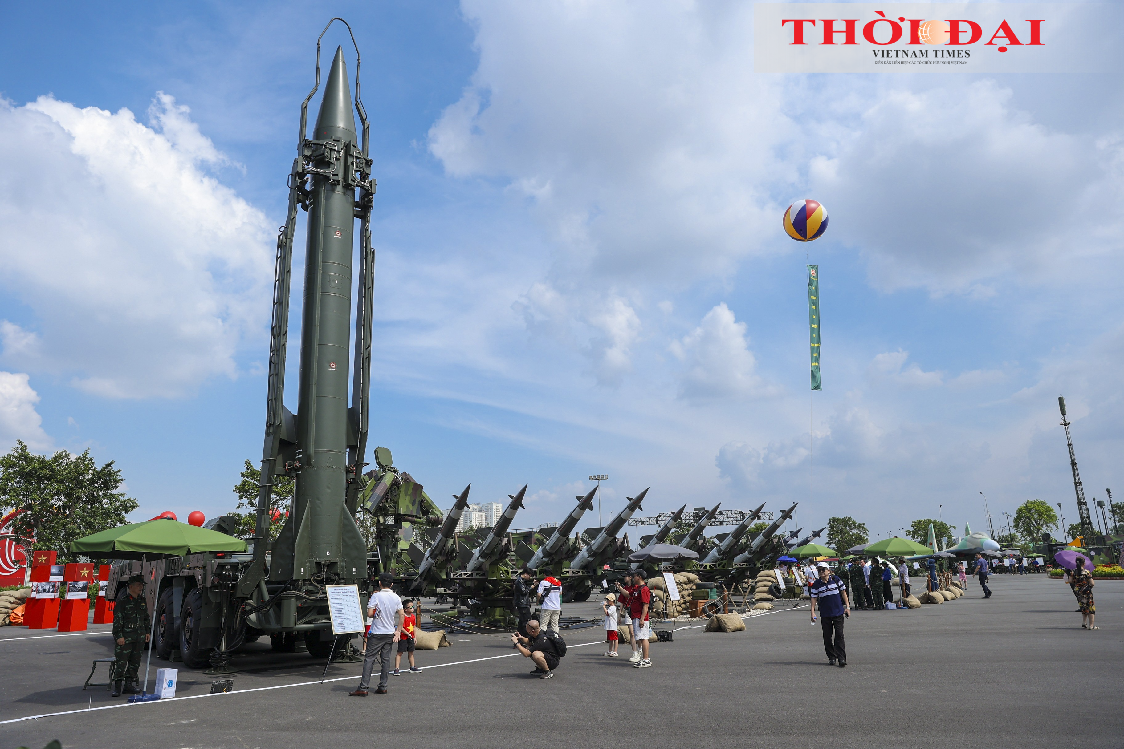 Không gian trưng bày ‘Thanh gươm và lá chắn’ do Bộ Công an và Bộ Quốc phòng thực hiện, giới thiệu nhiều khí tài hiện đại, thu hút đông đảo khách tham quan. (Ảnh: Đinh Hòa)