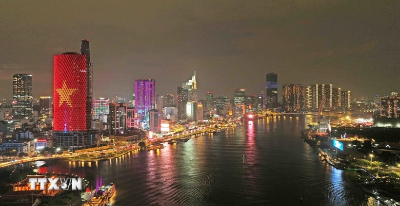 Ho Chi Minh City - the leading economic, cultural and tourist center of the country, shines brightly at night. (Photo: Vu Sinh/VNA)