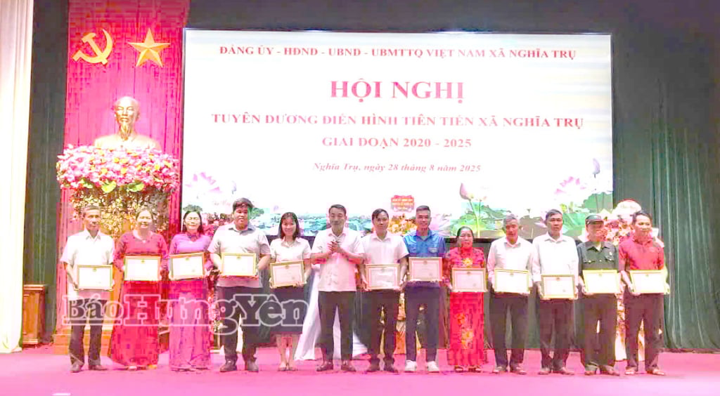 ថ្នាក់ដឹកនាំឃុំ Nghia Tru ប្រគល់រង្វាន់ដល់សមូហភាពដែលមានស្នាដៃឆ្នើមក្នុងចលនាត្រាប់តាមស្នេហាជាតិ ដំណាក់កាល ២០២០ - ២០២៥