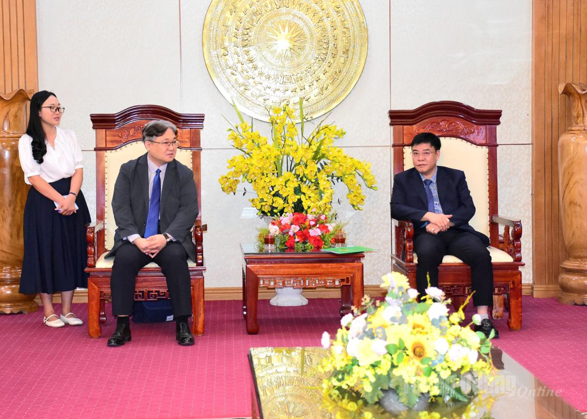 Đồng chí Hoàng Gia Long, Uỷ viên Ban Thường vụ Tỉnh ủy, Phó Chủ tịch UBND tỉnh tiếp xã giao ông Park Dong Chul, Trưởng đại diện GNI tại Việt Nam.