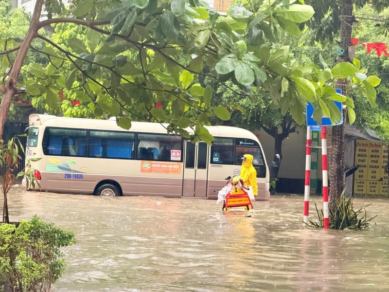 Những nơi úng ngập nặng đều có nhân viên vệ sinh mô trường ứng trực (Ảnh: T.L)