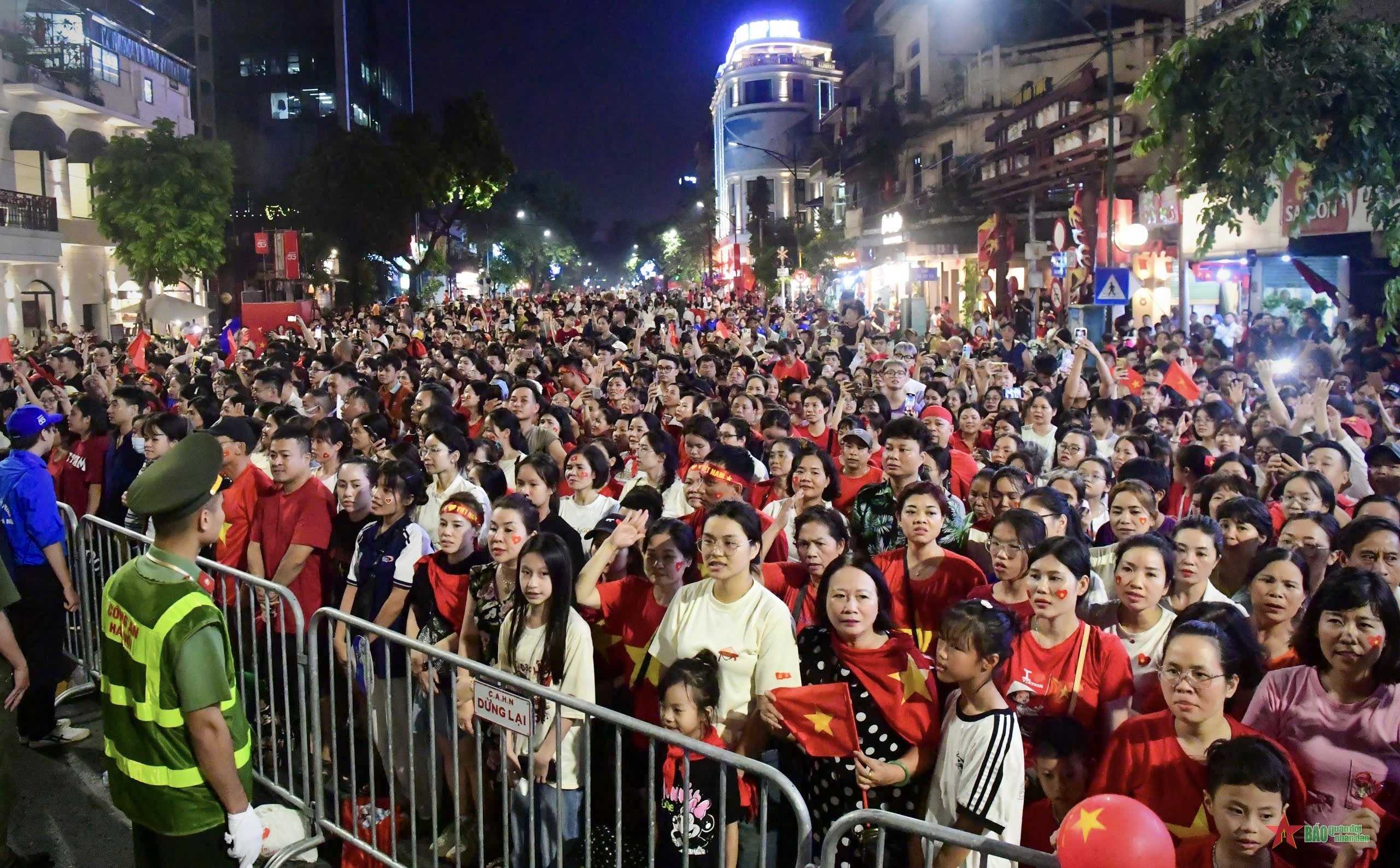 Phấn khởi, vinh dự và tự hào là Người Việt Nam