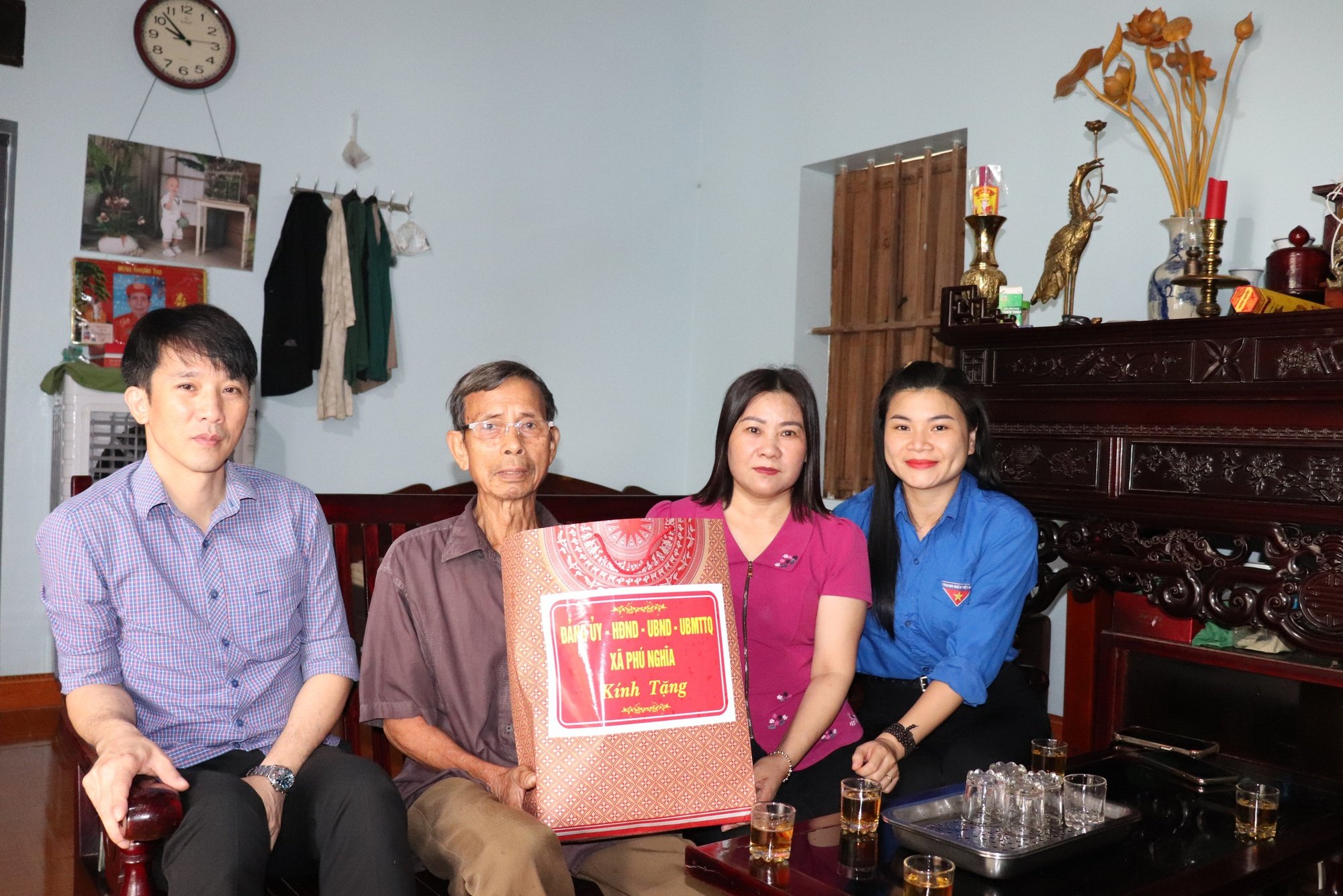 Lãnh đạo xã Phú Nghĩa thăm tặng quà các gia đình chính sách, người có công- Ảnh 12.