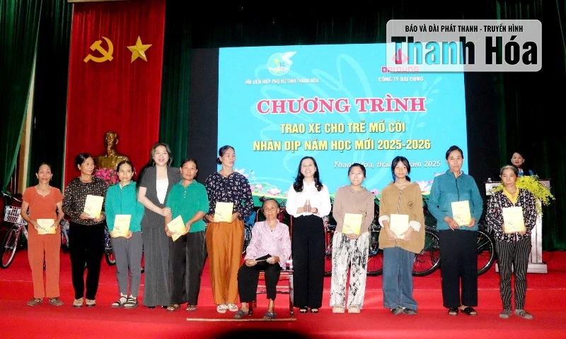 ចែកកង់ដល់កុមារកំព្រាក្នុងឱកាសឆ្នាំសិក្សាថ្មីនៅវួដ Tinh Gia