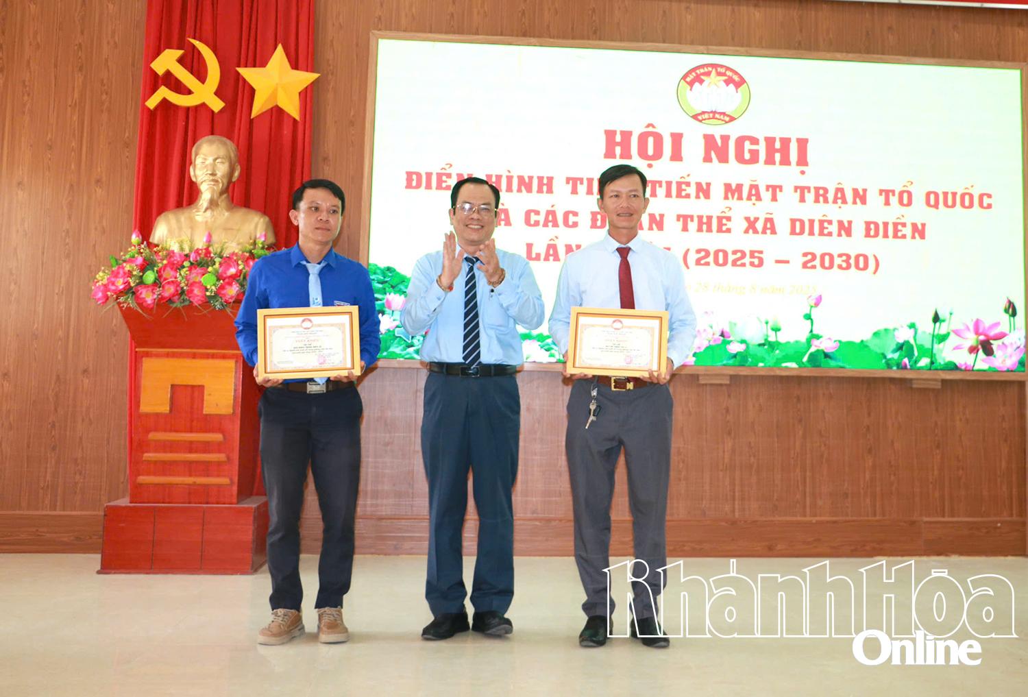 Bí thư Đảng uỷ xã Diên Điền Đặng Văn Tuấn trao giấy khen cho các tập thể