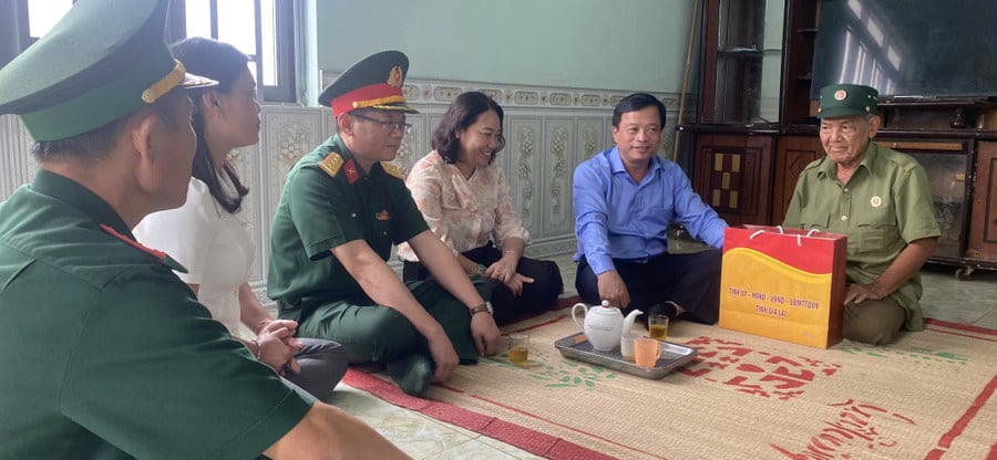 Le vice-président permanent du Comité populaire provincial, Nguyen Tuan Thanh, a rendu visite au vétéran dirigeant Van Khiao, qui était absent du poste frontière d'Ia Lau.