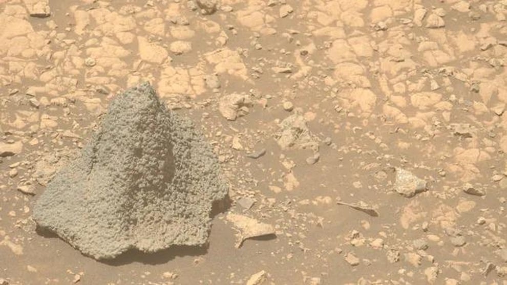 Xe tự hành Perseverance của NASA phát hiện “mũ bảo hiểm” bí ẩn trên Sao Hỏa - 1