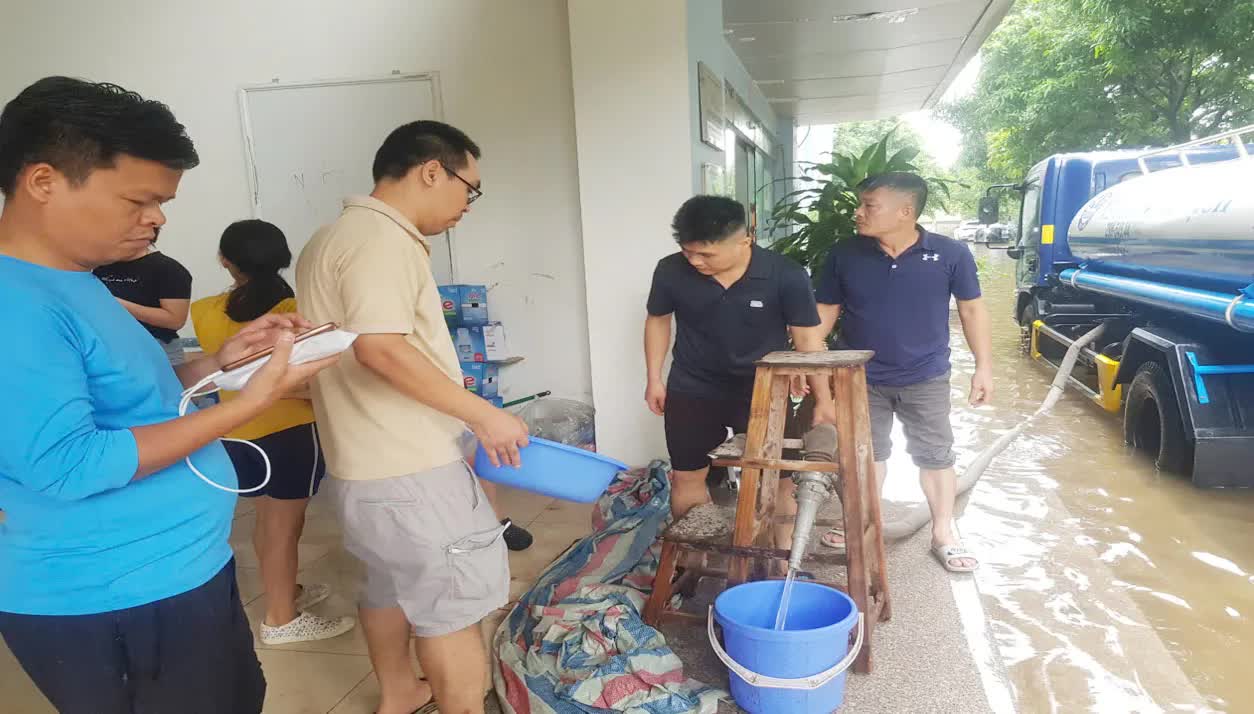 Phường Đông Ngạc kịp thời hỗ trợ người dân cơn bão số 5- Ảnh 7.