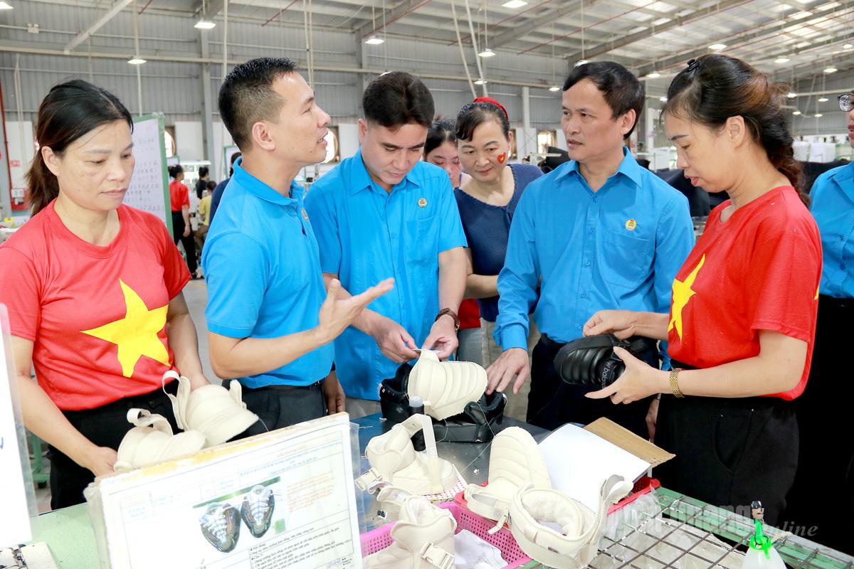 คณะผู้แทนเยี่ยมชมพื้นที่การผลิตของบริษัท Chung Jye Tuyen Quang Shoe Manufacturing Co., Ltd.