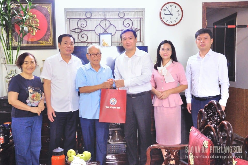 Đồng chí Nguyễn Cảnh Toàn, Phó Bí thư Tỉnh ủy cùng các thành viên đoàn công tác tặng quà đồng chí Vi Xuân Thanh, nguyên Phó Bí thư Thường trực Tỉnh uỷ