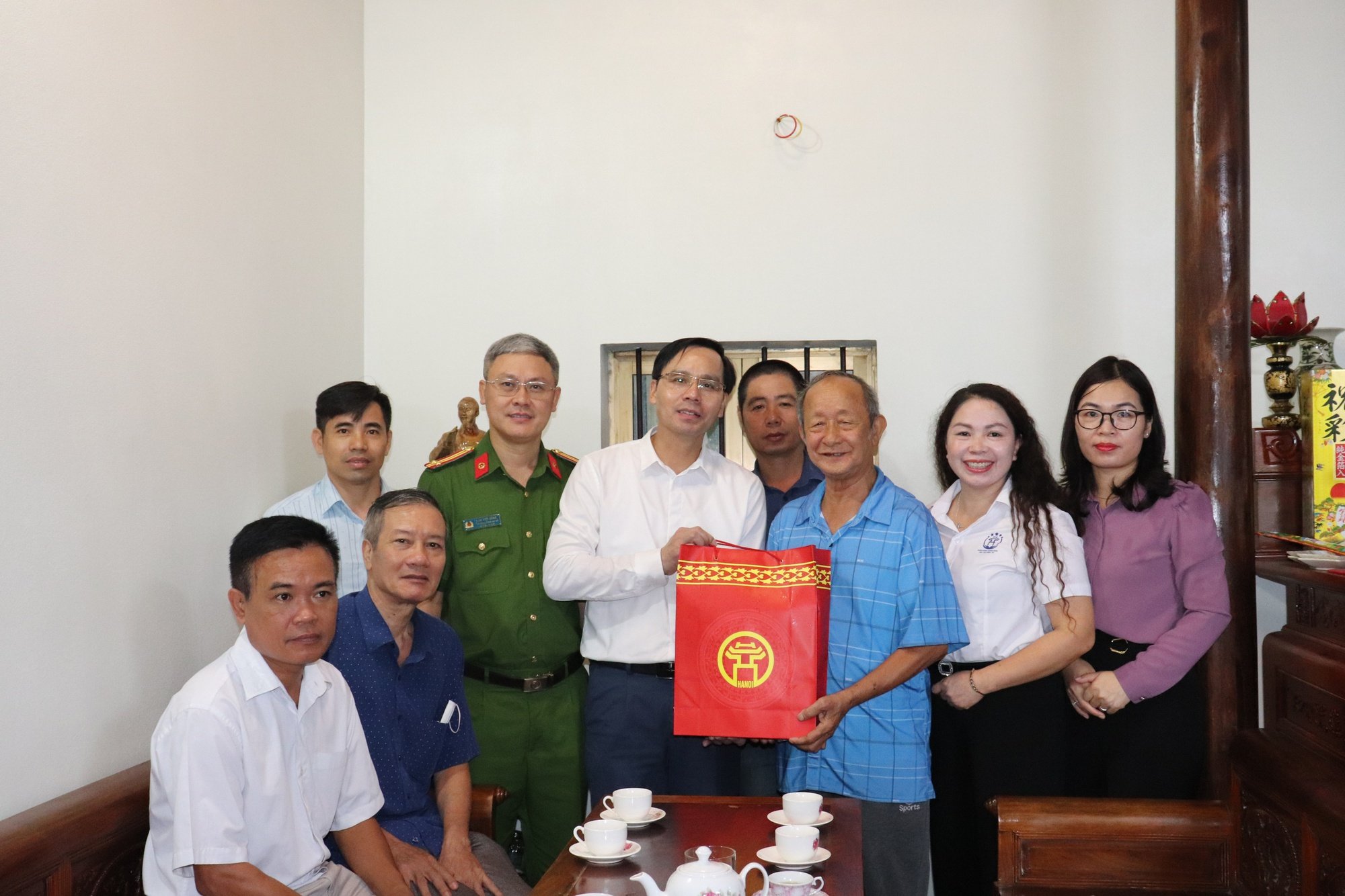 Lãnh đạo xã Phú Nghĩa thăm tặng quà các gia đình chính sách, người có công- Ảnh 3.