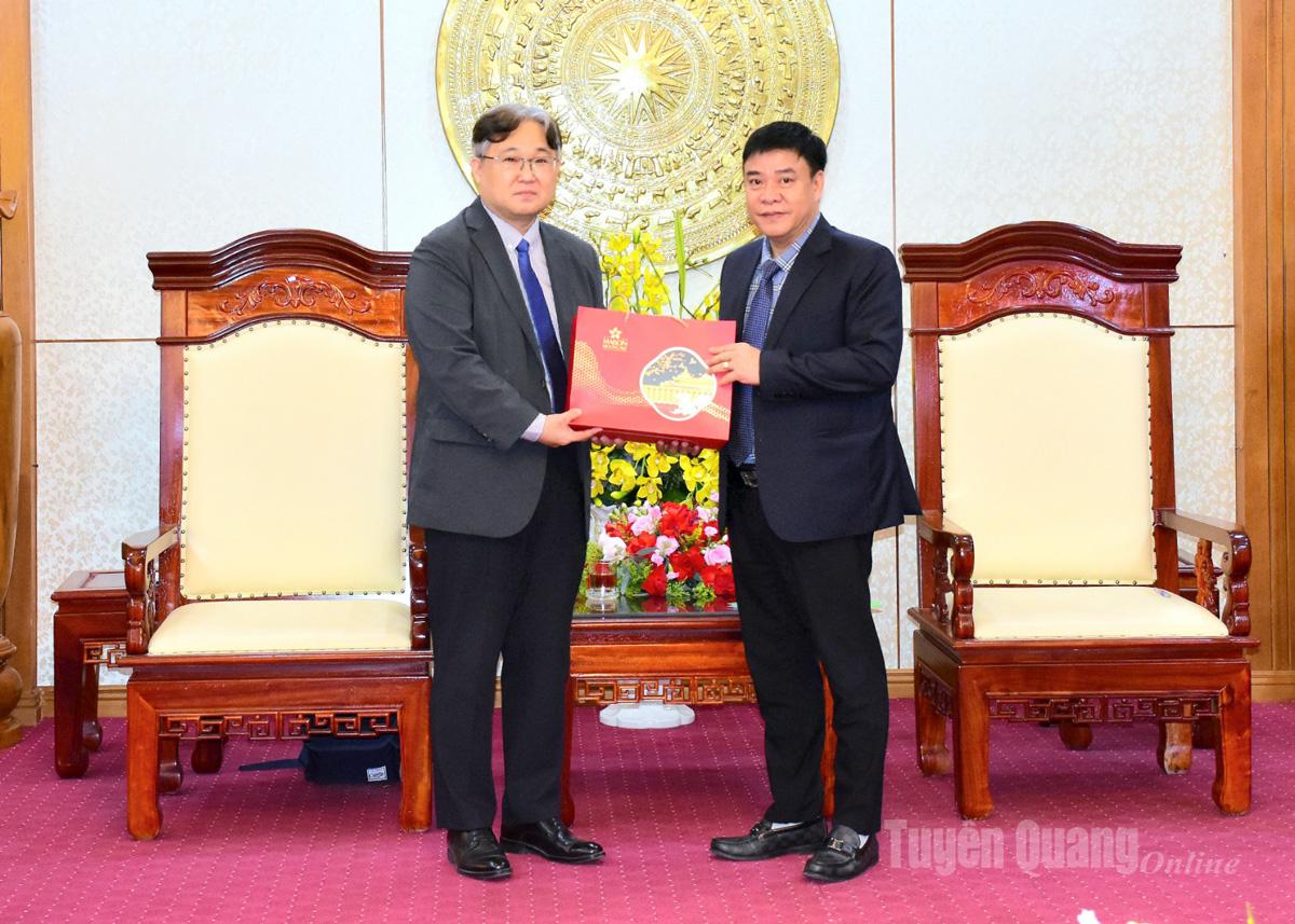 Ông Park Dong Chul , Trưởng đại diện GNI tại Việt Nam tặng quà cho tỉnh Tuyên Quang.