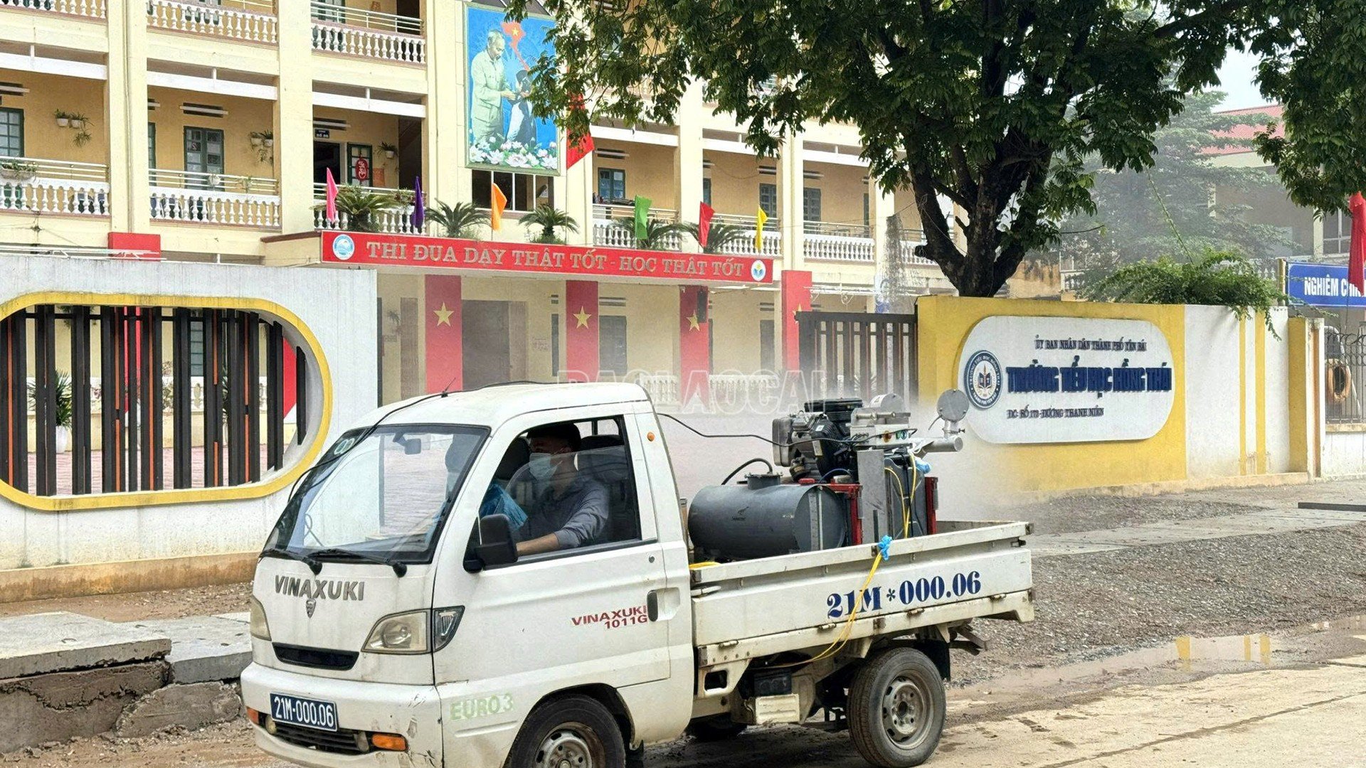 Cán bộ Trung tâm KSBT tỉnh Lào Cai thực hiện pha thuốc và phun khử khuẩn tại những địa bàn tập trung đông người và bị ảnh hưởng ngập lụt do ảnh hưởng bão số 5.