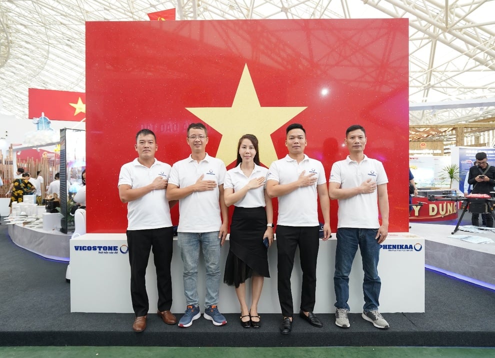 Chiêm ngưỡng lá cờ Tổ quốc bằng đá lớn nhất Việt Nam tại Triển lãm Thành tựu Đất nước - 4