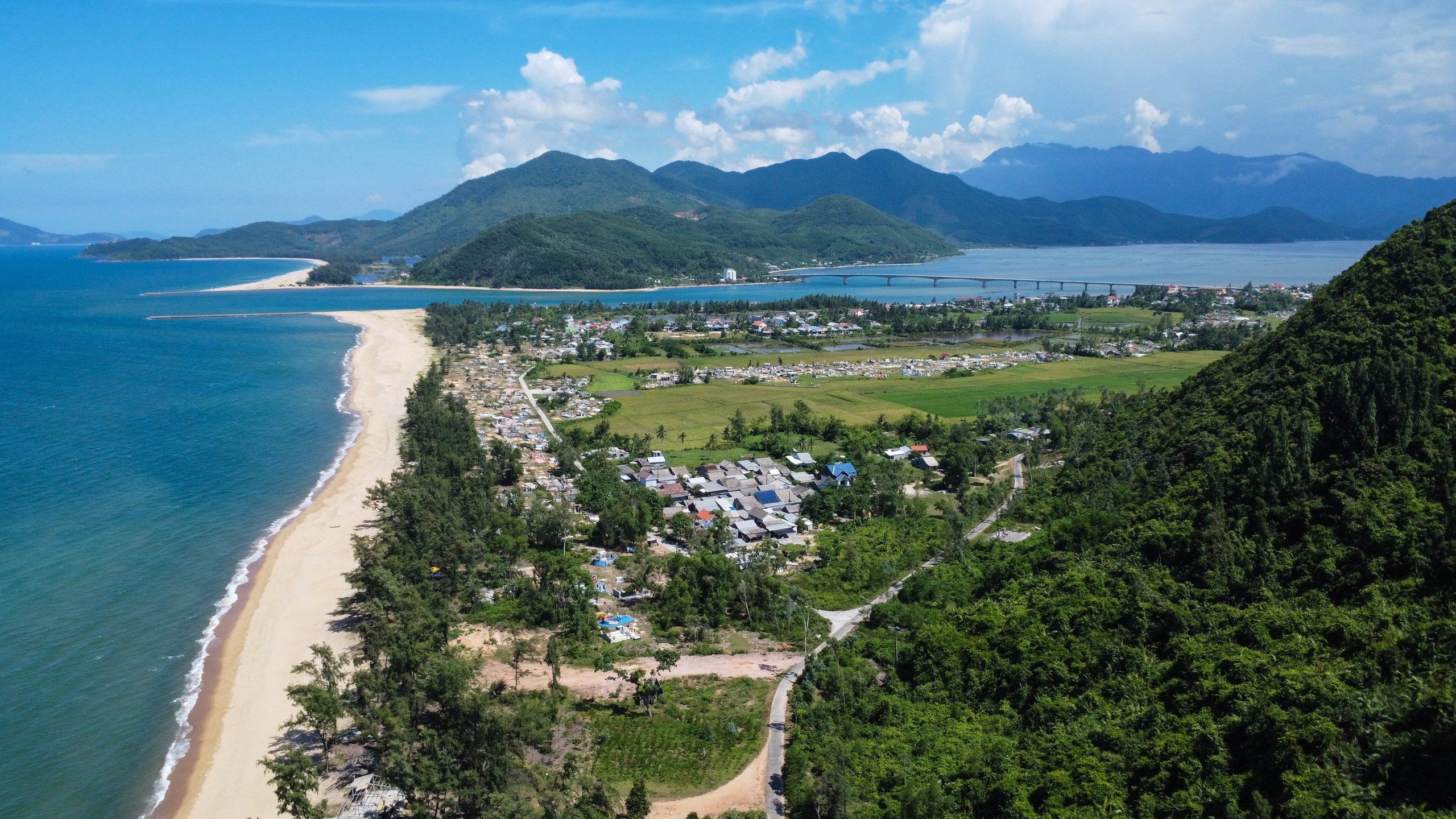  Những ngôi làng tuyệt đẹp ven biển: Làng bên biển Hàm Rồng hoang sơ - Ảnh 1.