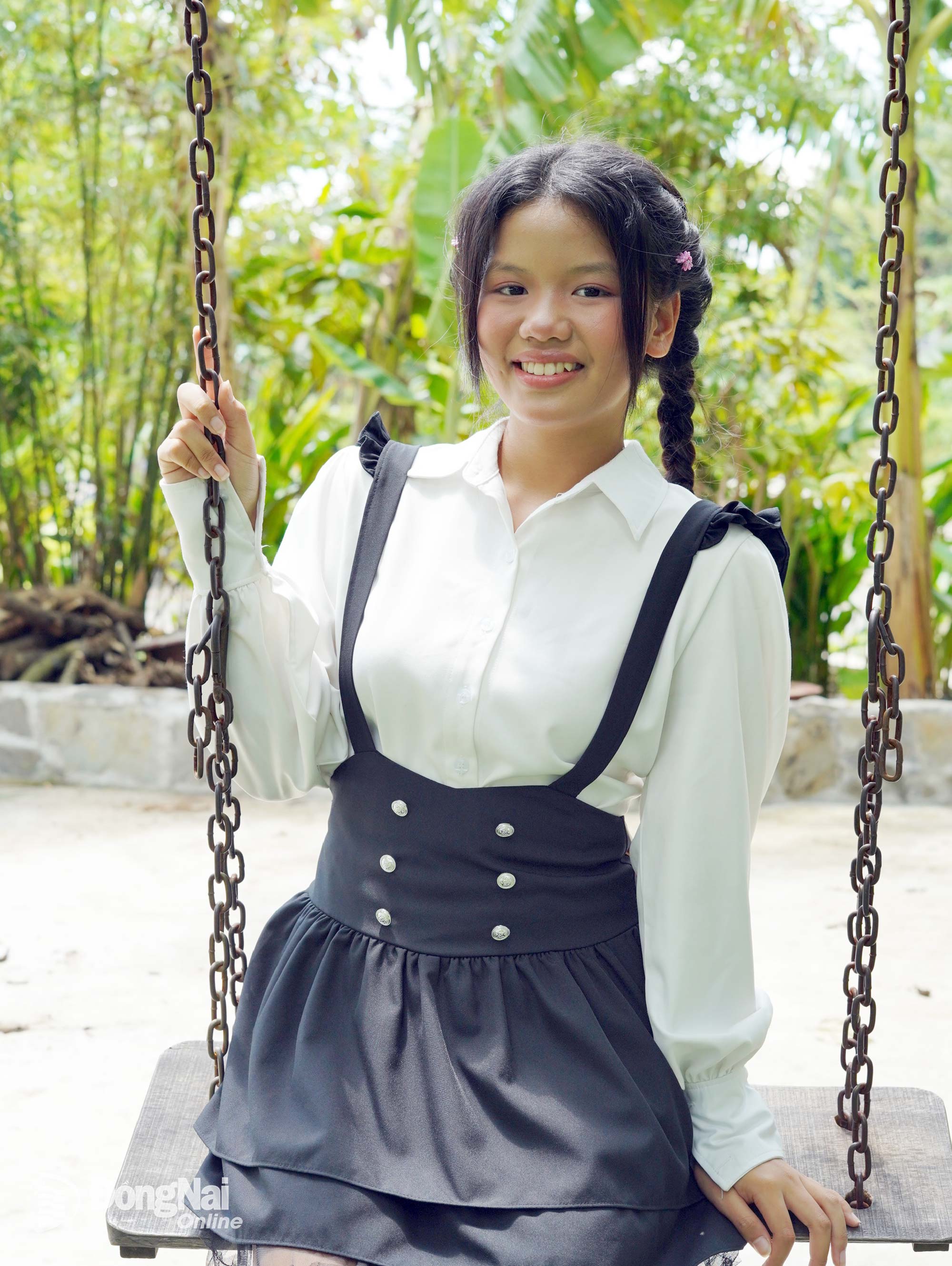 Thảo Nguyên rất thích các ca khúc của thầy Hà Công Chính. Khi thể hiện các bài hát của thầy, em cảm nhận được tình cảm của thầy gửi gắm vào từng giai điệu, giúp em thêm yêu thầy cô, mái trường của mình. Ảnh: Xuân Phú