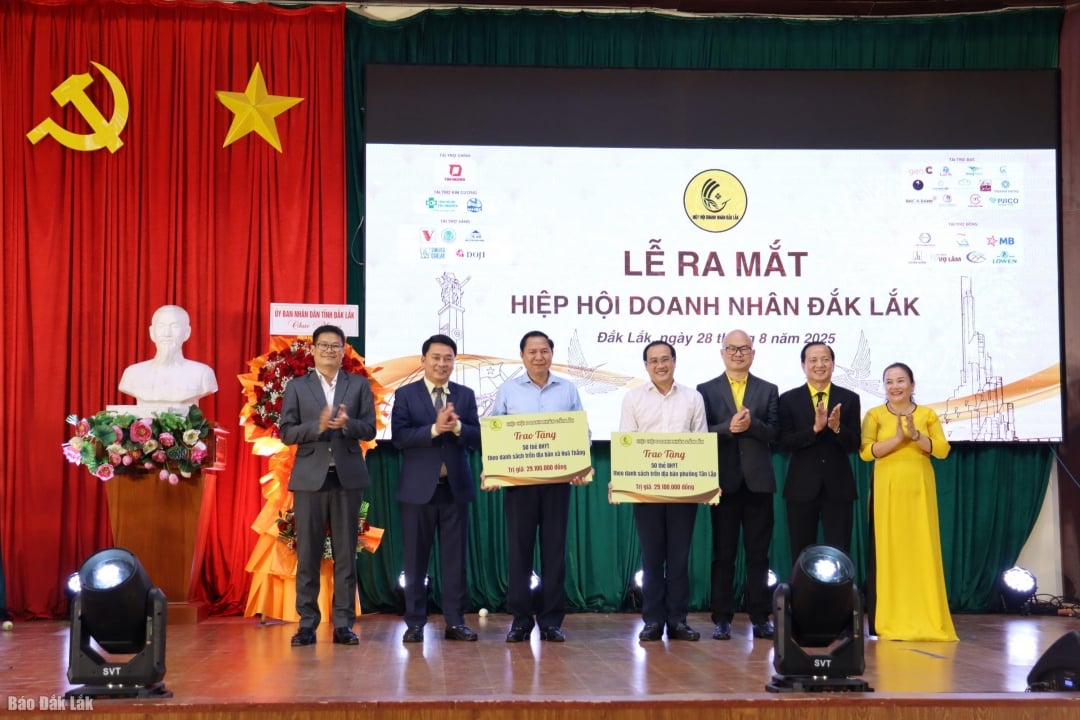 ក្នុងឱកាសនេះ សមាគមធុរកិច្ច Dak Lak បានប្រគល់ប័ណ្ណធានារ៉ាប់រងសុខភាពចំនួន 100 ជូនដល់សិស្សក្រីក្រនៅឃុំ Hoa Phu និងសង្កាត់ Tan Lap។