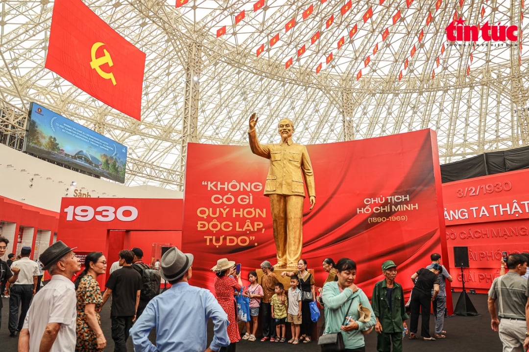 Die Ausstellung zeigt das Porträt, das Leben und die großartige Karriere von Präsident Ho Chi Minh und bekräftigt seine Rolle in der vietnamesischen Revolutionssache und der weltweiten Revolutionsbewegung.