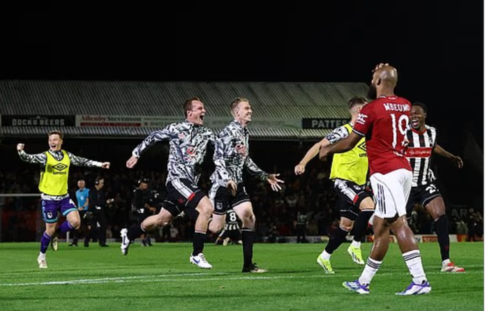 Grimsby tạo cú sốc lịch sử, loại Man United khỏi League Cup- Ảnh 5.