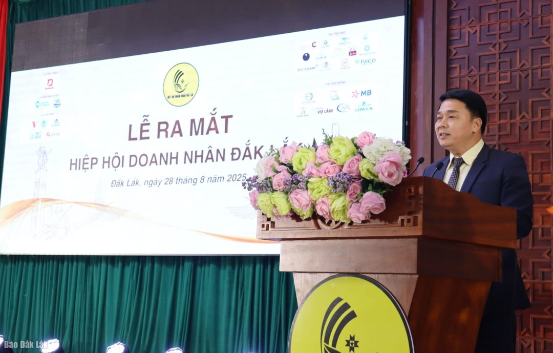 ប្រធានសមាគមធុរកិច្ច Dak Lak លោក Nguyen Quang Vinh ថ្លែងសុន្ទរកថា ទទួលភារកិច្ច។