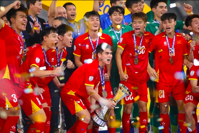 FIFA có động thái đặc biệt giúp HLV Kim Sang-sik, U.23 Việt Nam bung lụa ở châu Á
- Ảnh 2.