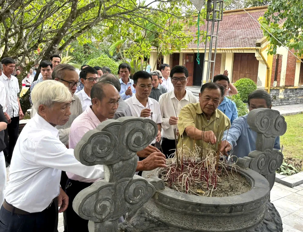 Delegates offered incense to express their respect and gratitude for the contributions of General Secretary Ha Huy Tap.