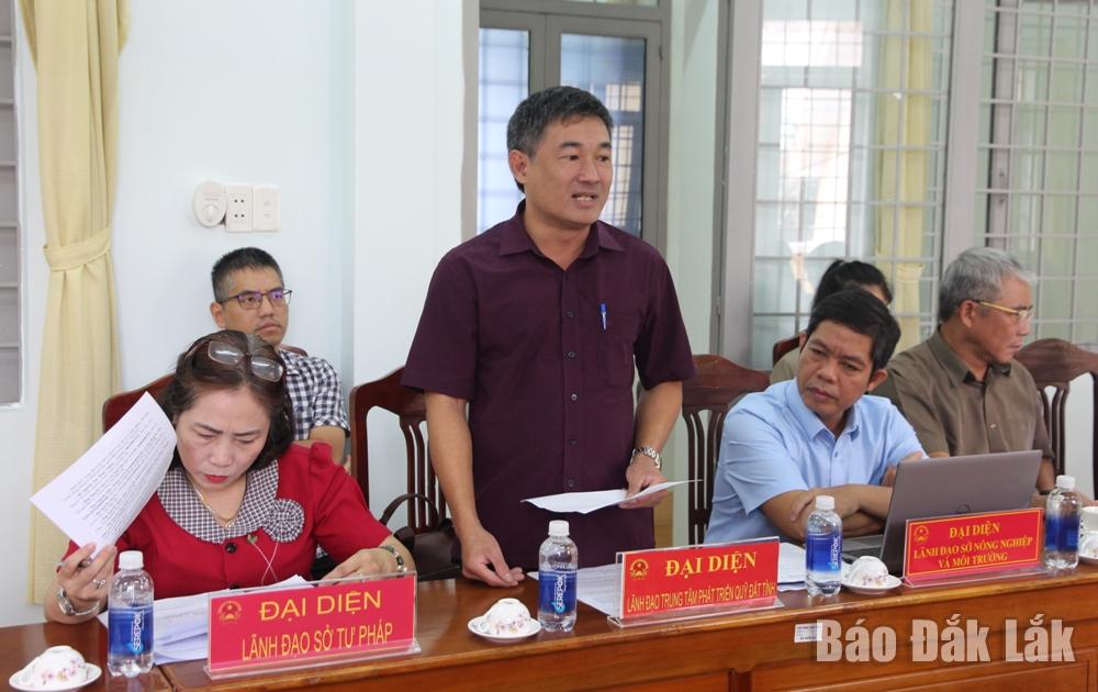 Đại diện Trung tâm Phát triển quỹ đất tỉnh trả lời ý kiến của công dân.