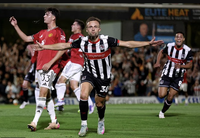 Grimsby tạo cú sốc lịch sử, loại Man United khỏi League Cup- Ảnh 1.