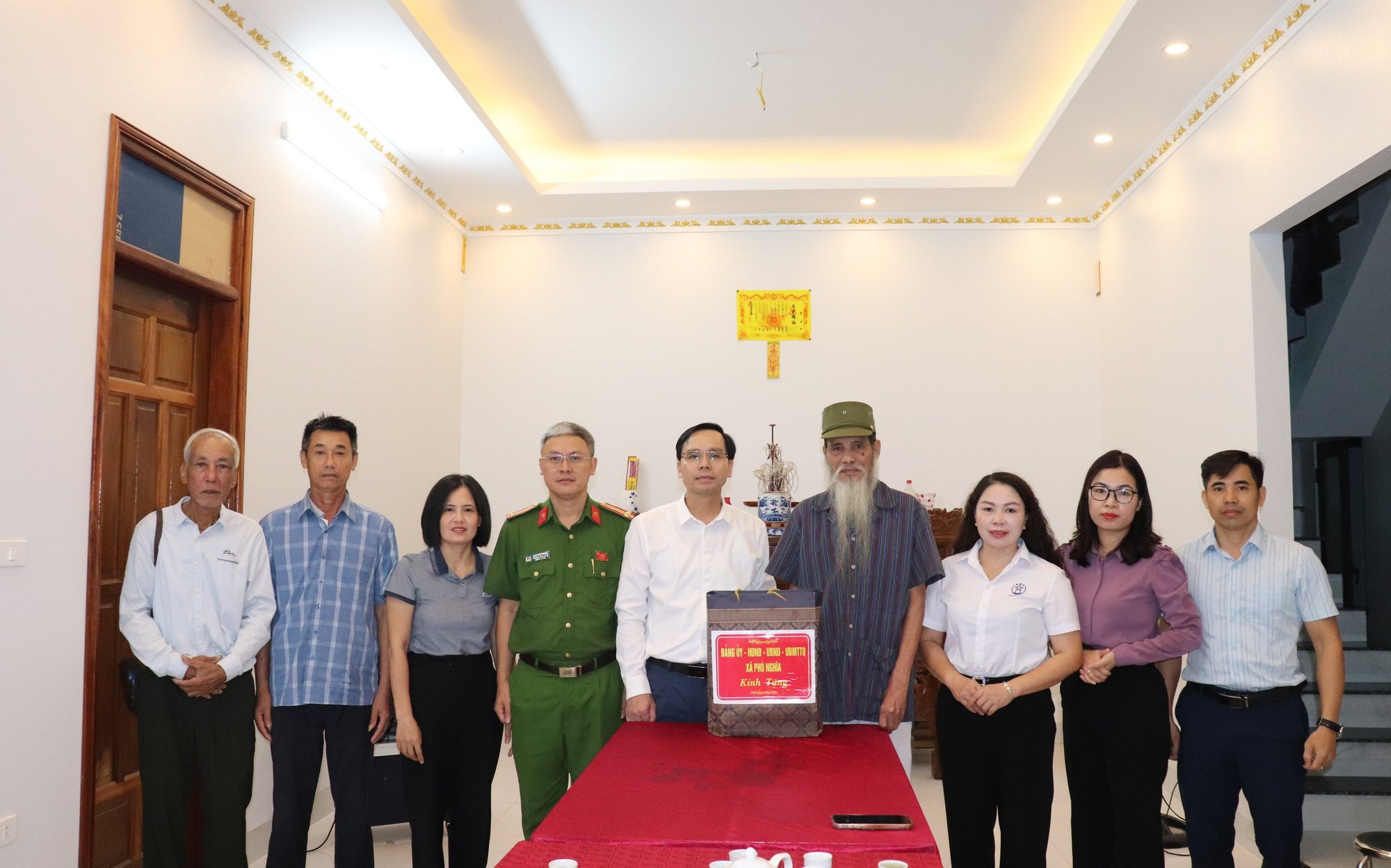 Lãnh đạo xã Phú Nghĩa thăm tặng quà các gia đình chính sách, người có công- Ảnh 2.