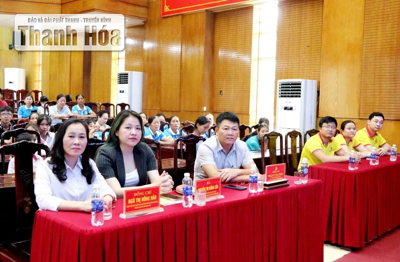 ចែកកង់ដល់កុមារកំព្រាក្នុងឱកាសឆ្នាំសិក្សាថ្មីនៅវួដ Tinh Gia