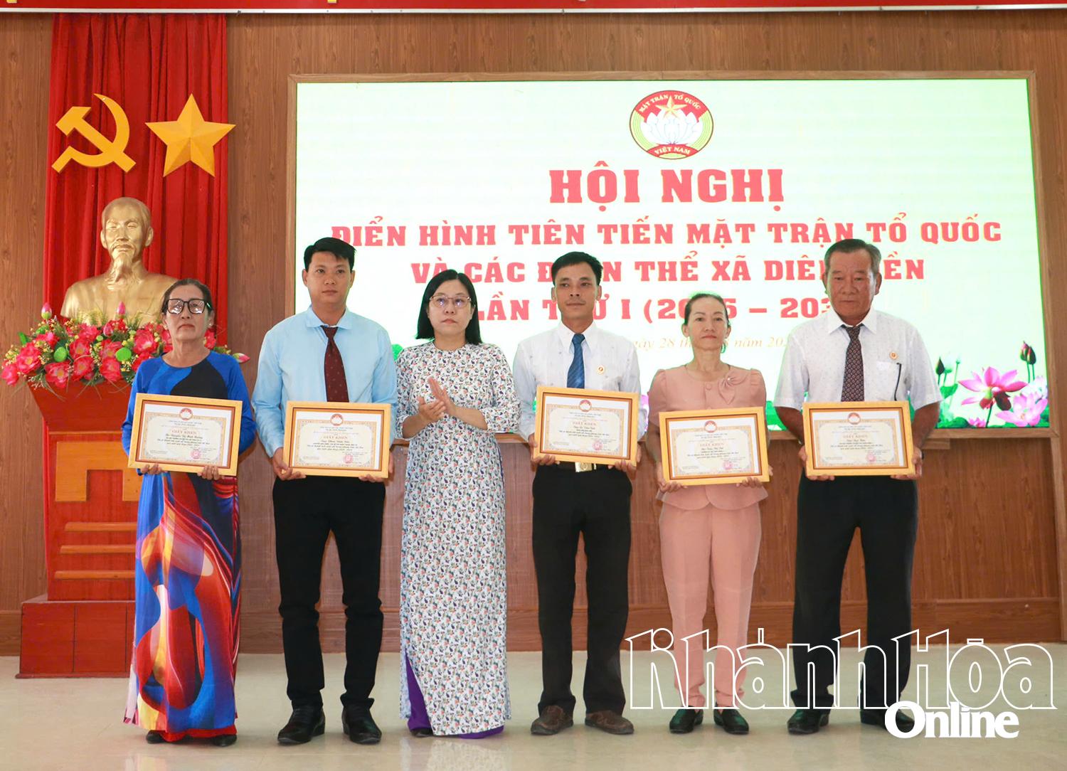 Bà Nguyễn Thị Ngọc Hiệp - Chủ tịch Uỷ ban MTTQ Việt Nam xã Diên Điền trao giấy khen cho các cá nhân