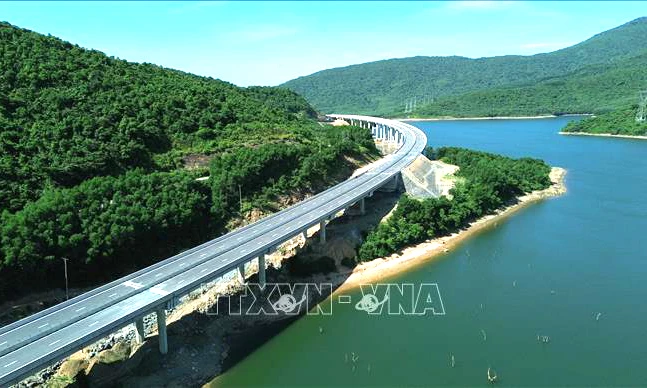 El tramo de la autopista Vung Ang-Bung, con puentes sobre lagos y montañas, se ha convertido en un punto de interés impresionante, que combina obras de tráfico con paisajes naturales. Foto: Quoc Khanh/VNA